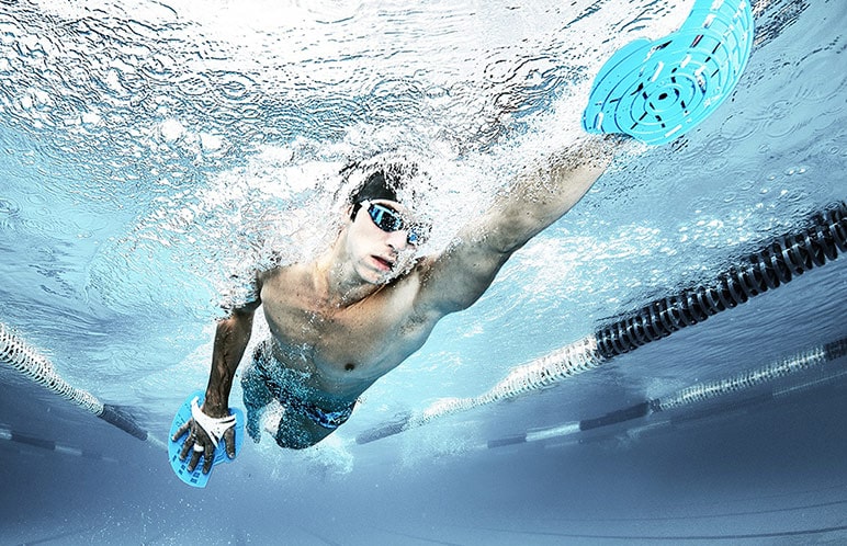 Nuoto libero atleta in acqua con palette