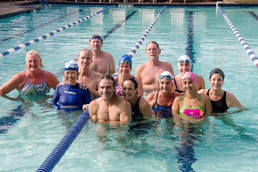 Nuotatori master tutti insieme in acqua foto di gruppo
